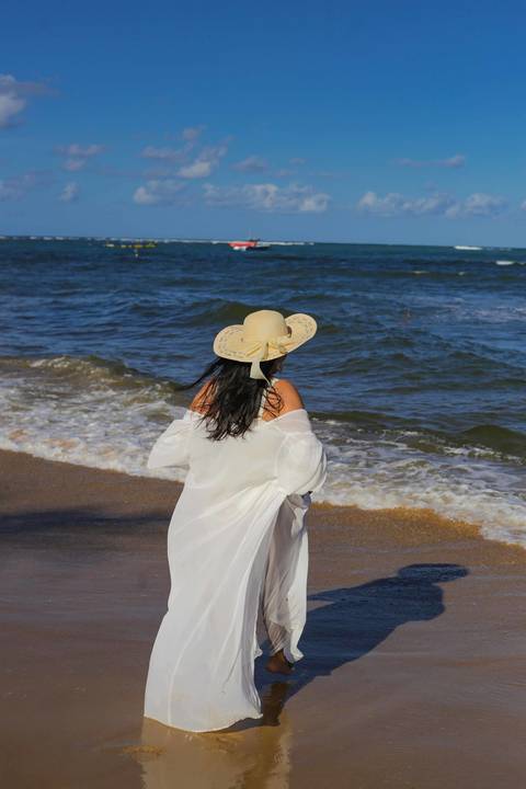 Chapéu de palha, óculos de sol e a luz quente da Bahia iluminando o retrato de aniversário no Tivoli EcoResort — ensaio fotográfico realizado em Praia do Forte, na Bahia. Waldyr Lantyer Foto de Praia do Forte Bahia'