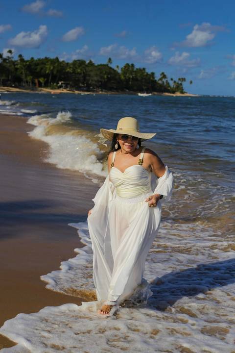 Chapéu de palha, óculos de sol e a luz quente da Bahia iluminando o retrato de aniversário no Tivoli EcoResort — ensaio fotográfico realizado em Praia do Forte, na Bahia. Waldyr Lantyer Foto de Praia do Forte Bahia'