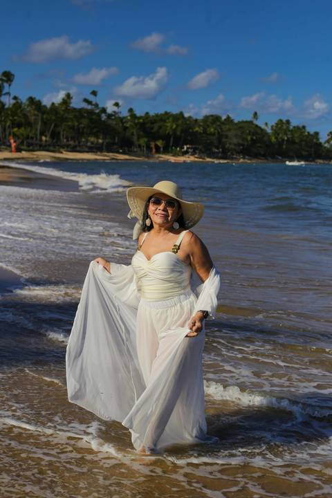 Chapéu de palha, óculos de sol e a luz quente da Bahia iluminando o retrato de aniversário no Tivoli EcoResort — ensaio fotográfico realizado em Praia do Forte, na Bahia. Waldyr Lantyer Foto de Praia do Forte Bahia'