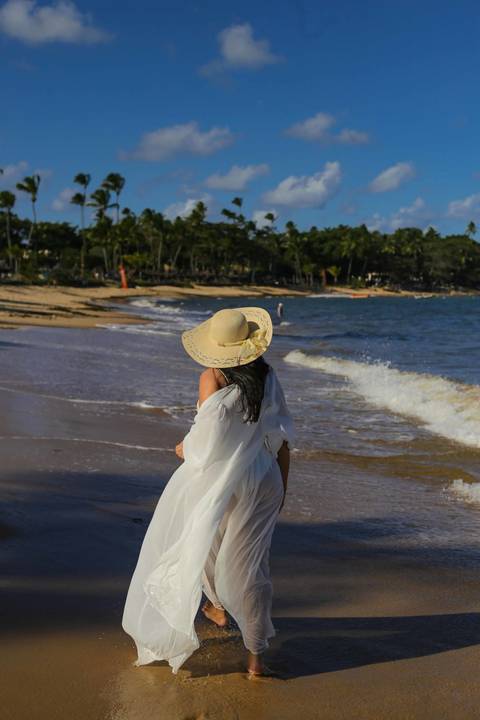 Chapéu de palha, óculos de sol e a luz quente da Bahia iluminando o retrato de aniversário no Tivoli EcoResort — ensaio fotográfico realizado em Praia do Forte, na Bahia. Waldyr Lantyer Foto de Praia do Forte Bahia'