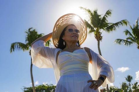 Chapéu de palha, óculos de sol e a luz quente da Bahia iluminando o retrato de aniversário no Tivoli EcoResort — ensaio fotográfico realizado em Praia do Forte, na Bahia. Waldyr Lantyer Foto de Praia do Forte Bahia'