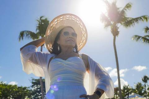 Chapéu de palha, óculos de sol e a luz quente da Bahia iluminando o retrato de aniversário no Tivoli EcoResort — ensaio fotográfico realizado em Praia do Forte, na Bahia. Waldyr Lantyer Foto de Praia do Forte Bahia'
