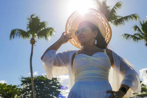 Chapéu de palha, óculos de sol e a luz quente da Bahia iluminando o retrato de aniversário no Tivoli EcoResort — ensaio fotográfico realizado em Praia do Forte, na Bahia. Waldyr Lantyer Foto de Praia do Forte Bahia'