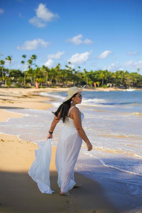Chapéu de palha, óculos de sol e a luz quente da Bahia iluminando o retrato de aniversário no Tivoli EcoResort — ensaio fotográfico realizado em Praia do Forte, na Bahia. Waldyr Lantyer Foto de Praia do Forte Bahia'