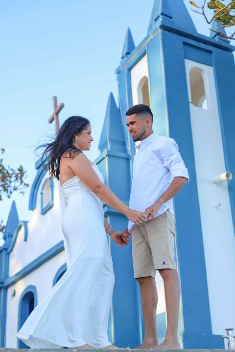 Entre a distância e o pôr do sol, Arley e Bruna se reencontraram em Praia do Forte para eternizar um amor que resiste aos quilômetros. Por Waldyr Lantyer. Foto de Praia do Forte.'