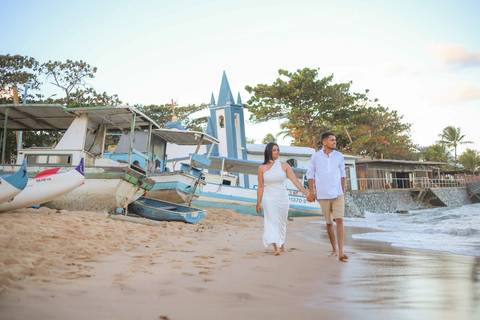 Entre a distância e o pôr do sol, Arley e Bruna se reencontraram em Praia do Forte para eternizar um amor que resiste aos quilômetros. Por Waldyr Lantyer. Foto de Praia do Forte.'