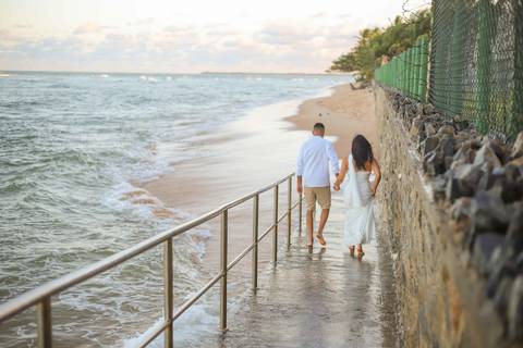 Entre a distância e o pôr do sol, Arley e Bruna se reencontraram em Praia do Forte para eternizar um amor que resiste aos quilômetros. Por Waldyr Lantyer. Foto de Praia do Forte.'
