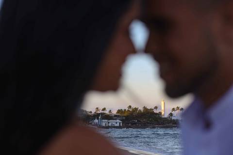 Entre a distância e o pôr do sol, Arley e Bruna se reencontraram em Praia do Forte para eternizar um amor que resiste aos quilômetros. Por Waldyr Lantyer. Foto de Praia do Forte.'