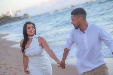 Da Igreja São Francisco de Assis ao encontro do rio com o mar: assim foi o pré-wedding de Bruna e Arley, num fim de tarde dourado. Fotografia: Waldyr Lantyer. Foto de Praia do Forte.'
