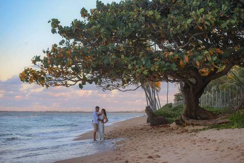Da Igreja São Francisco de Assis ao encontro do rio com o mar: assim foi o pré-wedding de Bruna e Arley, num fim de tarde dourado. Fotografia: Waldyr Lantyer. Foto de Praia do Forte.'