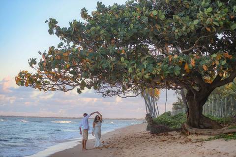 Da Igreja São Francisco de Assis ao encontro do rio com o mar: assim foi o pré-wedding de Bruna e Arley, num fim de tarde dourado. Fotografia: Waldyr Lantyer. Foto de Praia do Forte.'