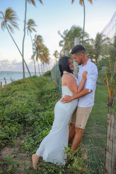 Da Igreja São Francisco de Assis ao encontro do rio com o mar: assim foi o pré-wedding de Bruna e Arley, num fim de tarde dourado. Fotografia: Waldyr Lantyer. Foto de Praia do Forte.'