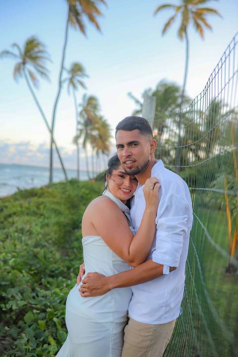 Da Igreja São Francisco de Assis ao encontro do rio com o mar: assim foi o pré-wedding de Bruna e Arley, num fim de tarde dourado. Fotografia: Waldyr Lantyer. Foto de Praia do Forte.'