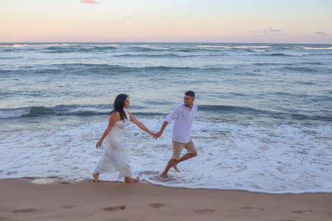 Da Igreja São Francisco de Assis ao encontro do rio com o mar: assim foi o pré-wedding de Bruna e Arley, num fim de tarde dourado. Fotografia: Waldyr Lantyer. Foto de Praia do Forte.'