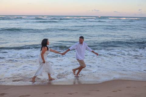 Da Igreja São Francisco de Assis ao encontro do rio com o mar: assim foi o pré-wedding de Bruna e Arley, num fim de tarde dourado. Fotografia: Waldyr Lantyer. Foto de Praia do Forte.'