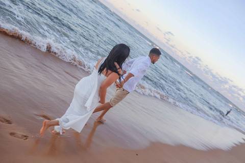 Da Igreja São Francisco de Assis ao encontro do rio com o mar: assim foi o pré-wedding de Bruna e Arley, num fim de tarde dourado. Fotografia: Waldyr Lantyer. Foto de Praia do Forte.'