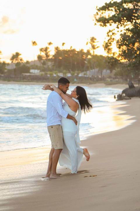 Da Igreja São Francisco de Assis ao encontro do rio com o mar: assim foi o pré-wedding de Bruna e Arley, num fim de tarde dourado. Fotografia: Waldyr Lantyer. Foto de Praia do Forte.'