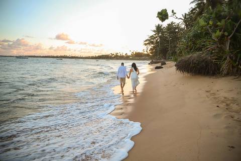 Da Igreja São Francisco de Assis ao encontro do rio com o mar: assim foi o pré-wedding de Bruna e Arley, num fim de tarde dourado. Fotografia: Waldyr Lantyer. Foto de Praia do Forte.'