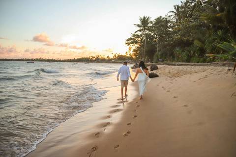 Da Igreja São Francisco de Assis ao encontro do rio com o mar: assim foi o pré-wedding de Bruna e Arley, num fim de tarde dourado. Fotografia: Waldyr Lantyer. Foto de Praia do Forte.'