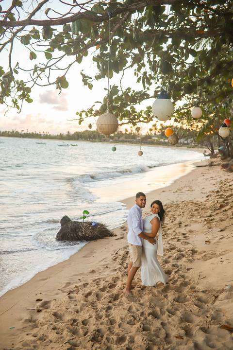 Da Igreja São Francisco de Assis ao encontro do rio com o mar: assim foi o pré-wedding de Bruna e Arley, num fim de tarde dourado. Fotografia: Waldyr Lantyer. Foto de Praia do Forte.'