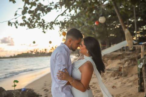Como o rio que encontra o mar, Arley e Bruna atravessam a distância para se encontrar. Pré-wedding registrado por Waldyr Lantyer. Foto de Praia do Forte.'
