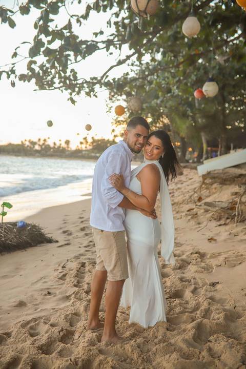 Como o rio que encontra o mar, Arley e Bruna atravessam a distância para se encontrar. Pré-wedding registrado por Waldyr Lantyer. Foto de Praia do Forte.'