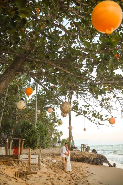 Como o rio que encontra o mar, Arley e Bruna atravessam a distância para se encontrar. Pré-wedding registrado por Waldyr Lantyer. Foto de Praia do Forte.'