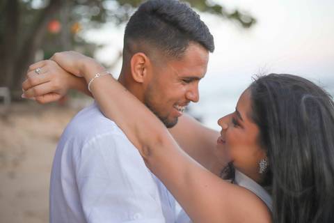 Como o rio que encontra o mar, Arley e Bruna atravessam a distância para se encontrar. Pré-wedding registrado por Waldyr Lantyer. Foto de Praia do Forte.'