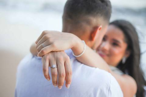 Como o rio que encontra o mar, Arley e Bruna atravessam a distância para se encontrar. Pré-wedding registrado por Waldyr Lantyer. Foto de Praia do Forte.'