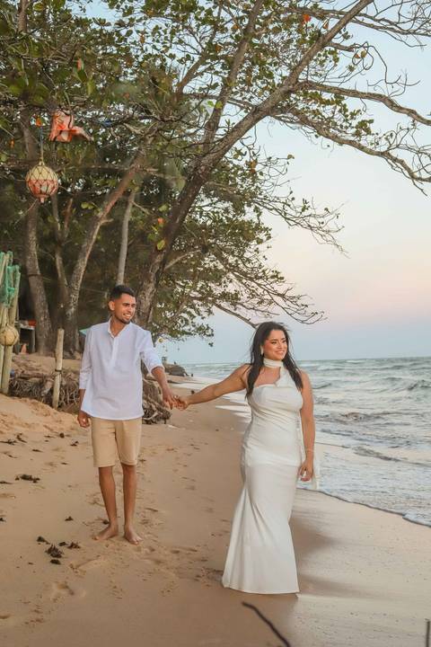 Como o rio que encontra o mar, Arley e Bruna atravessam a distância para se encontrar. Pré-wedding registrado por Waldyr Lantyer. Foto de Praia do Forte.'