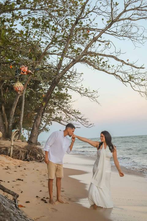 Como o rio que encontra o mar, Arley e Bruna atravessam a distância para se encontrar. Pré-wedding registrado por Waldyr Lantyer. Foto de Praia do Forte.'