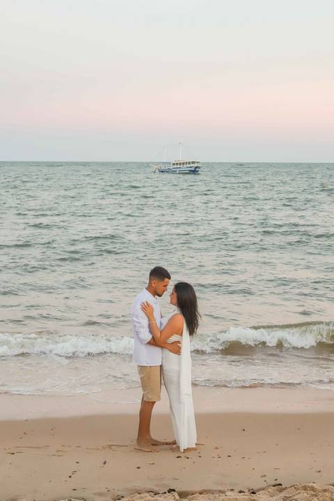 Como o rio que encontra o mar, Arley e Bruna atravessam a distância para se encontrar. Pré-wedding registrado por Waldyr Lantyer. Foto de Praia do Forte.'