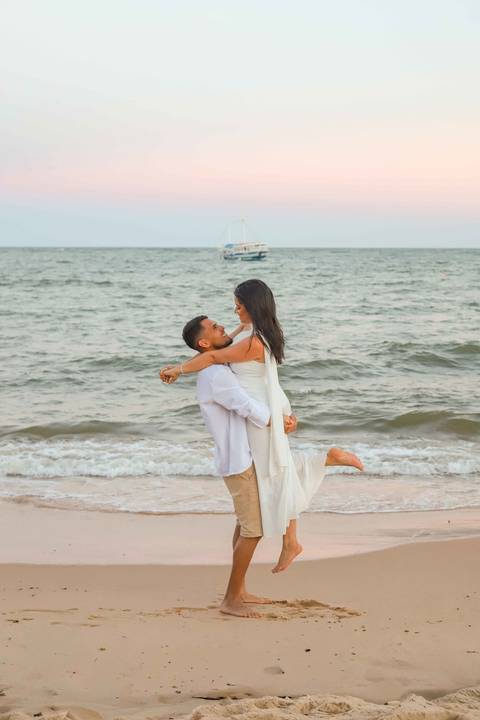 Bruna, de Luziânia (GO), e Arley, que hoje vive entre Goiás e Bahia, viveram um pôr do sol inesquecível. Imagens: Waldyr Lantyer. Foto de Praia do Forte.'