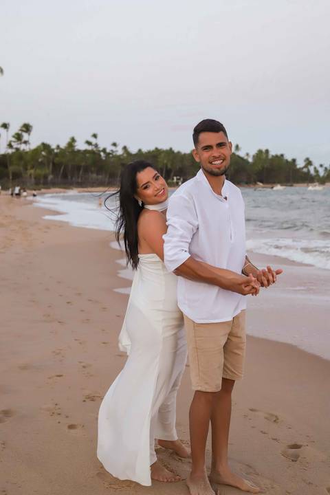 Bruna, de Luziânia (GO), e Arley, que hoje vive entre Goiás e Bahia, viveram um pôr do sol inesquecível. Imagens: Waldyr Lantyer. Foto de Praia do Forte.'