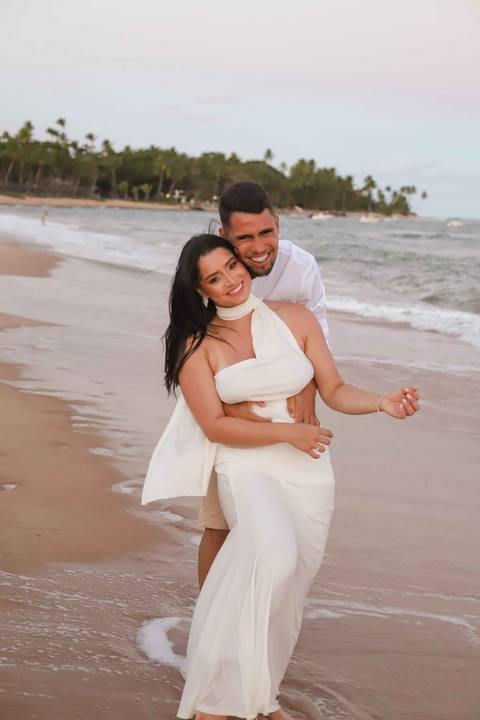 Bruna, de Luziânia (GO), e Arley, que hoje vive entre Goiás e Bahia, viveram um pôr do sol inesquecível. Imagens: Waldyr Lantyer. Foto de Praia do Forte.'
