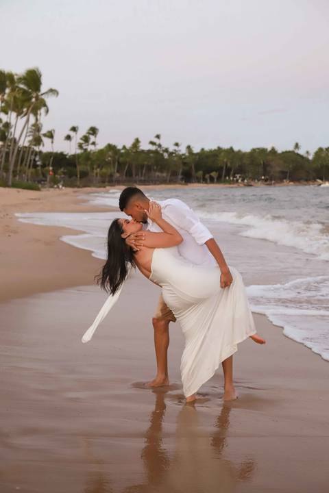 Bruna, de Luziânia (GO), e Arley, que hoje vive entre Goiás e Bahia, viveram um pôr do sol inesquecível. Imagens: Waldyr Lantyer. Foto de Praia do Forte.'