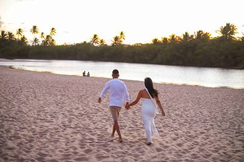 Bruna, de Luziânia (GO), e Arley, que hoje vive entre Goiás e Bahia, viveram um pôr do sol inesquecível. Imagens: Waldyr Lantyer. Foto de Praia do Forte.'