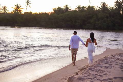 Bruna, de Luziânia (GO), e Arley, que hoje vive entre Goiás e Bahia, viveram um pôr do sol inesquecível. Imagens: Waldyr Lantyer. Foto de Praia do Forte.'