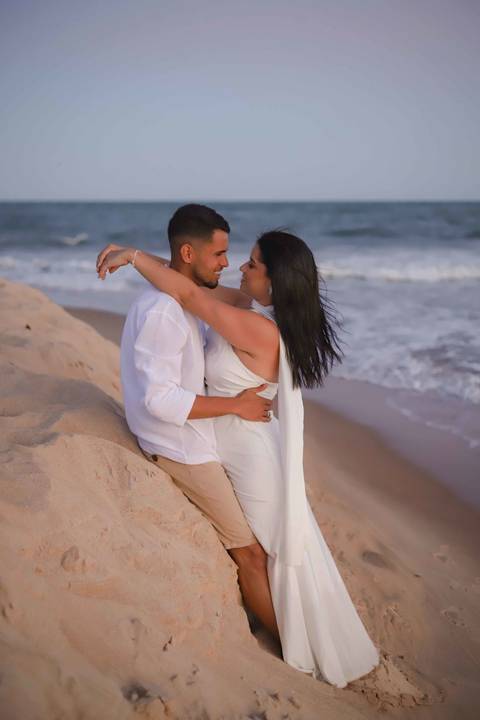 Bruna, de Luziânia (GO), e Arley, que hoje vive entre Goiás e Bahia, viveram um pôr do sol inesquecível. Imagens: Waldyr Lantyer. Foto de Praia do Forte.'