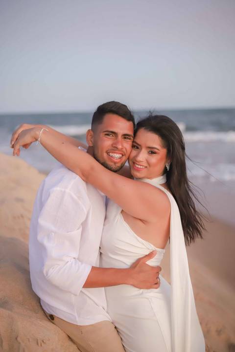 Bruna, de Luziânia (GO), e Arley, que hoje vive entre Goiás e Bahia, viveram um pôr do sol inesquecível. Imagens: Waldyr Lantyer. Foto de Praia do Forte.'