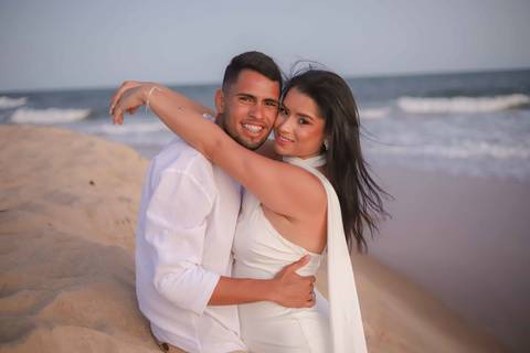 Um casal, duas cidades, um mesmo amor. O pré-wedding de Arley e Bruna nasceu do reencontro e ganhou vida à beira-mar. Por Waldyr Lantyer. Foto de Praia do Forte.'