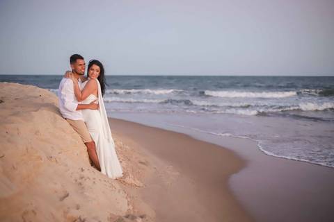 Um casal, duas cidades, um mesmo amor. O pré-wedding de Arley e Bruna nasceu do reencontro e ganhou vida à beira-mar. Por Waldyr Lantyer. Foto de Praia do Forte.'