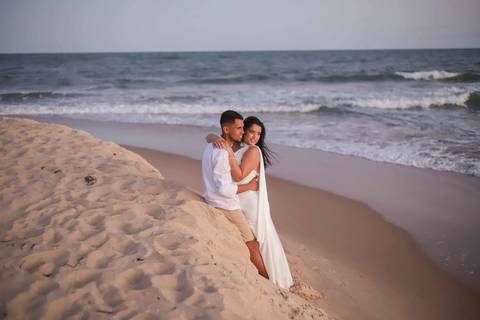Um casal, duas cidades, um mesmo amor. O pré-wedding de Arley e Bruna nasceu do reencontro e ganhou vida à beira-mar. Por Waldyr Lantyer. Foto de Praia do Forte.'