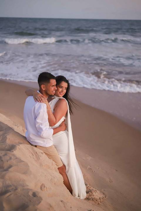 Um casal, duas cidades, um mesmo amor. O pré-wedding de Arley e Bruna nasceu do reencontro e ganhou vida à beira-mar. Por Waldyr Lantyer. Foto de Praia do Forte.'