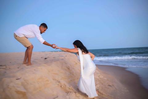 Um casal, duas cidades, um mesmo amor. O pré-wedding de Arley e Bruna nasceu do reencontro e ganhou vida à beira-mar. Por Waldyr Lantyer. Foto de Praia do Forte.'