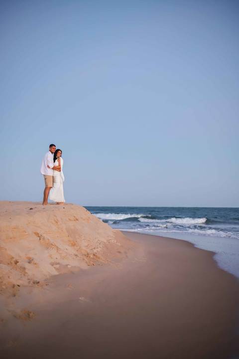 Um casal, duas cidades, um mesmo amor. O pré-wedding de Arley e Bruna nasceu do reencontro e ganhou vida à beira-mar. Por Waldyr Lantyer. Foto de Praia do Forte.'