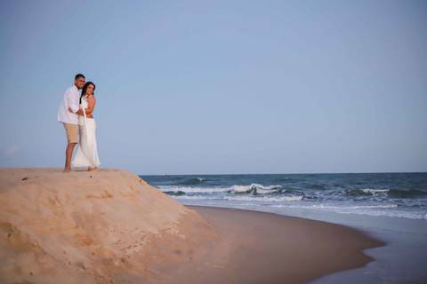 Um casal, duas cidades, um mesmo amor. O pré-wedding de Arley e Bruna nasceu do reencontro e ganhou vida à beira-mar. Por Waldyr Lantyer. Foto de Praia do Forte.'