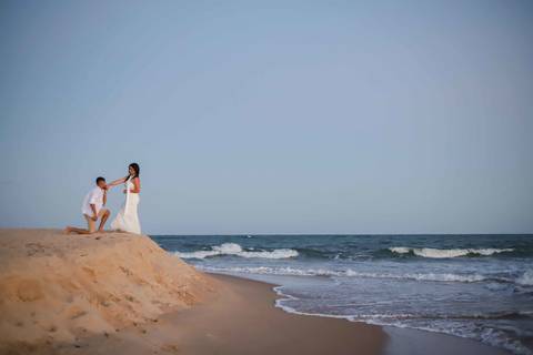 Um casal, duas cidades, um mesmo amor. O pré-wedding de Arley e Bruna nasceu do reencontro e ganhou vida à beira-mar. Por Waldyr Lantyer. Foto de Praia do Forte.'