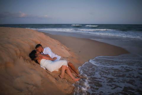 O reencontro de quem vive a distância tem um sabor especial. Foi esse sentimento que guiou o pré-wedding de Arley e Bruna. Waldyr Lantyer. Foto de Praia do Forte.'