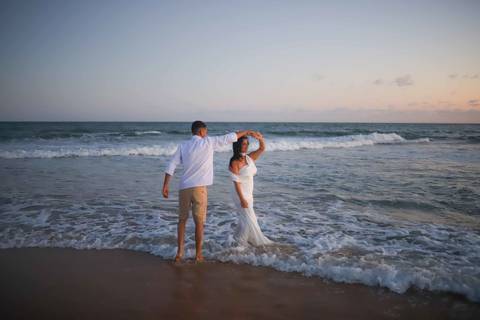 O reencontro de quem vive a distância tem um sabor especial. Foi esse sentimento que guiou o pré-wedding de Arley e Bruna. Waldyr Lantyer. Foto de Praia do Forte.'